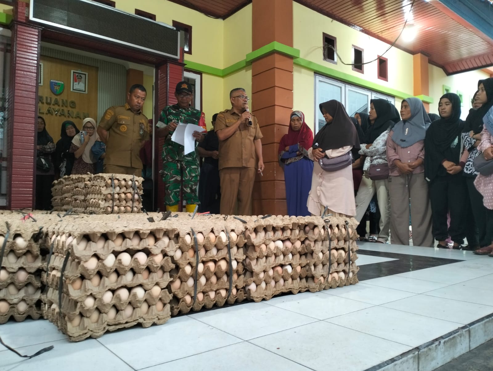 Dinas Pertanian Pessel Salurkan Bantuan Telur untuk Pengungsi Huntara dan DTH